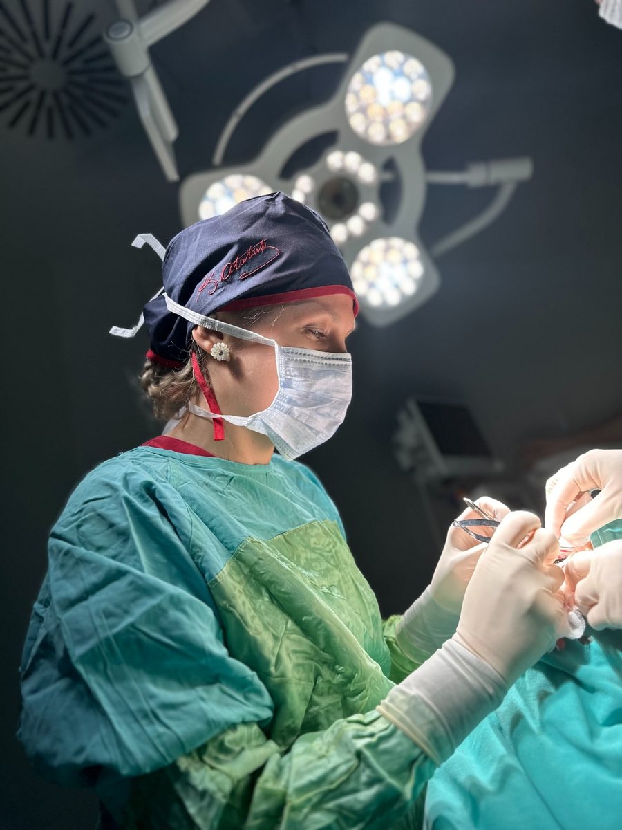 Dr. Şeyda Atabay in the operating room.